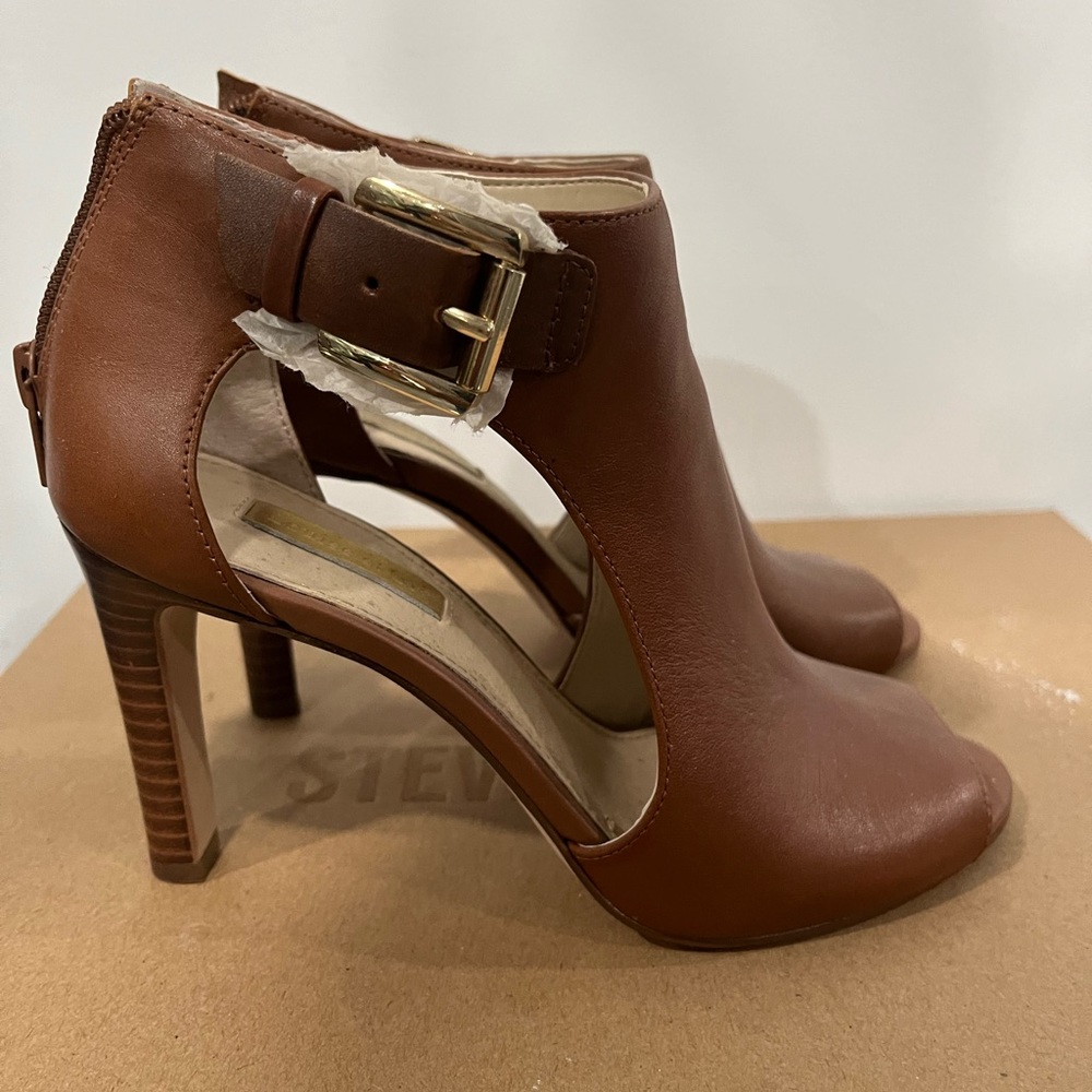 NEW Louise Et Cie heeled booties with buckle design